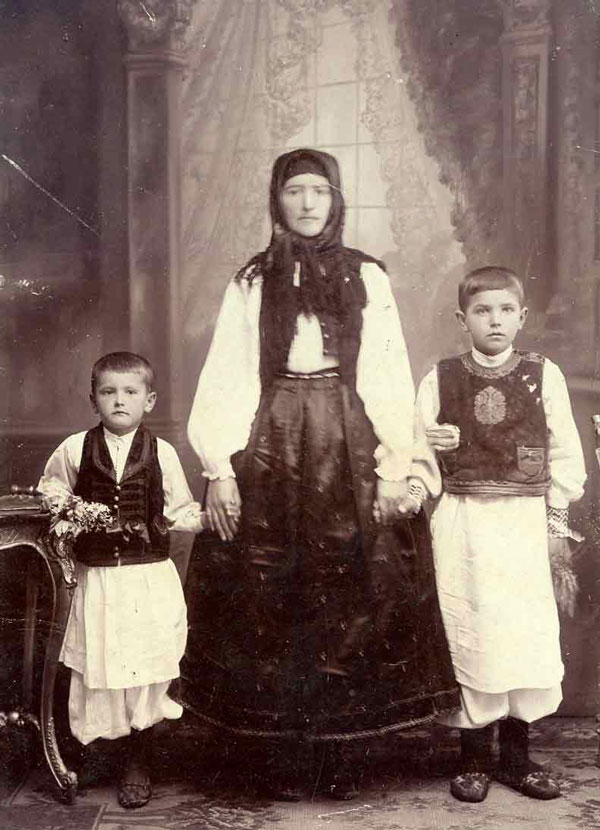 Măria (Țeruga) Gătăianț cu cei doi copii (ciupag alb, prusluc, haine de otoman, argătin)