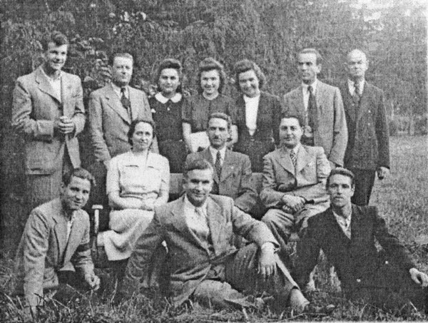 Prima generație de elevi ai secției cu predare în limba română din cadrul Școlii Normale la practică (Vlaicovăț 1939/40)