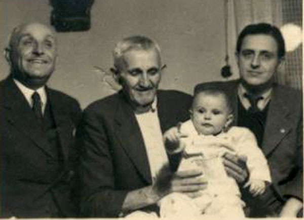 Patru generații - Mihai Imbroane, tatăl lui Avram și Nicolae Imbroane în centru, cu copilul în brațe, Nicolae Imbroane în stânga imaginii, Brutus Imbroane în dreapta și Delia Imbroane, copilul lui Brutus, Timișoara, 1938