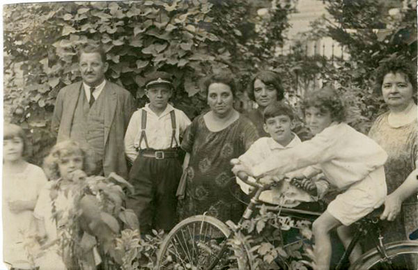 Familia Avram Imbroane cu copiii și rudele (surorile Sofiei) la Cernăuți, 1925