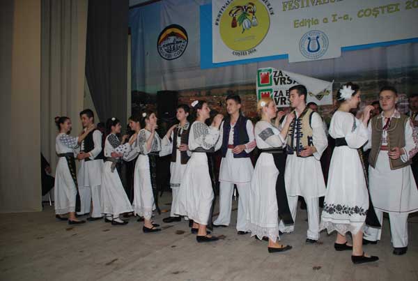 Formația folclorică din Voivodinț
